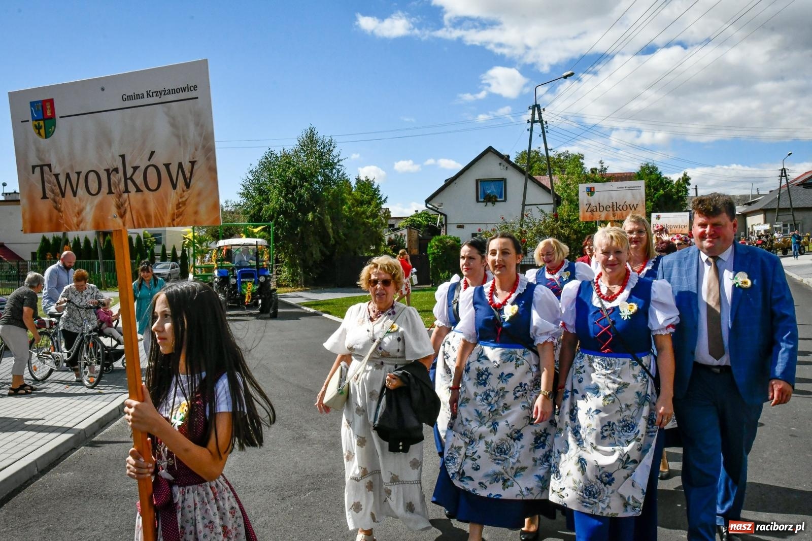 Zdjęcie w galerii na portalu naszraciborz.pl: Gigantyczny korowód w Bieńkowicach. Korony, maszyny i dużo humoru [FOTO i WIDEO] wiadomości z regionu