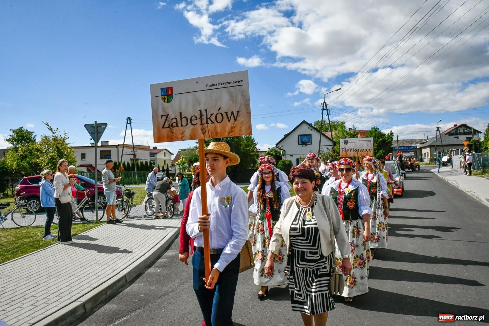 Zdjęcie w galerii na portalu naszraciborz.pl: Gigantyczny korowód w Bieńkowicach. Korony, maszyny i dużo humoru [FOTO i WIDEO] wiadomości z regionu