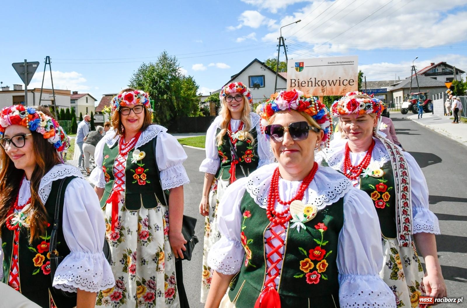 Zdjęcie w galerii na portalu naszraciborz.pl: Gigantyczny korowód w Bieńkowicach. Korony, maszyny i dużo humoru [FOTO i WIDEO] wiadomości z regionu
