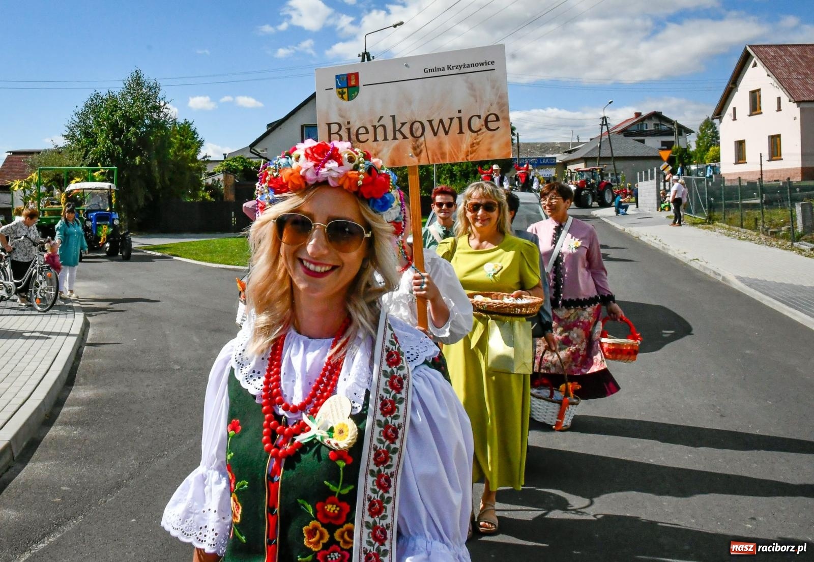 Zdjęcie w galerii na portalu naszraciborz.pl: Gigantyczny korowód w Bieńkowicach. Korony, maszyny i dużo humoru [FOTO i WIDEO] wiadomości z regionu