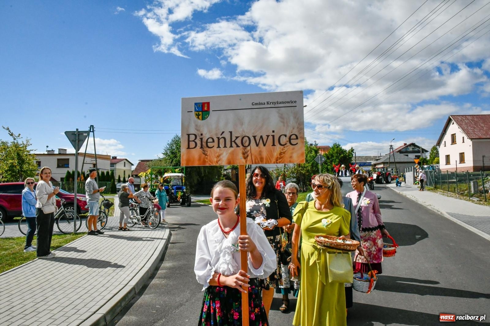 Zdjęcie w galerii na portalu naszraciborz.pl: Gigantyczny korowód w Bieńkowicach. Korony, maszyny i dużo humoru [FOTO i WIDEO] wiadomości z regionu
