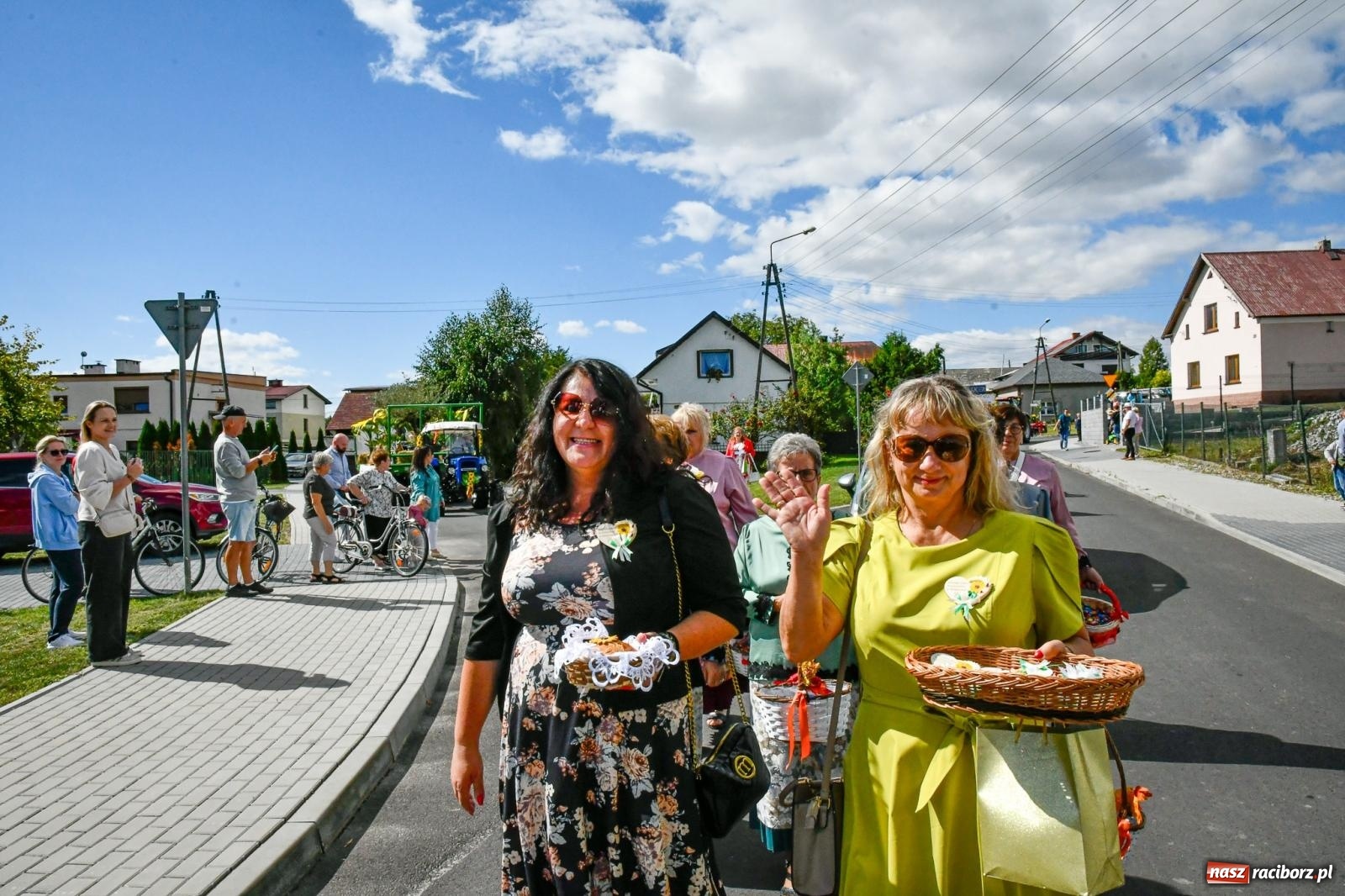 Zdjęcie w galerii na portalu naszraciborz.pl: Gigantyczny korowód w Bieńkowicach. Korony, maszyny i dużo humoru [FOTO i WIDEO] wiadomości z regionu