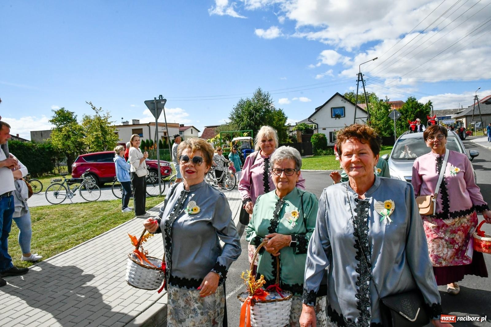 Zdjęcie w galerii na portalu naszraciborz.pl: Gigantyczny korowód w Bieńkowicach. Korony, maszyny i dużo humoru [FOTO i WIDEO] wiadomości z regionu