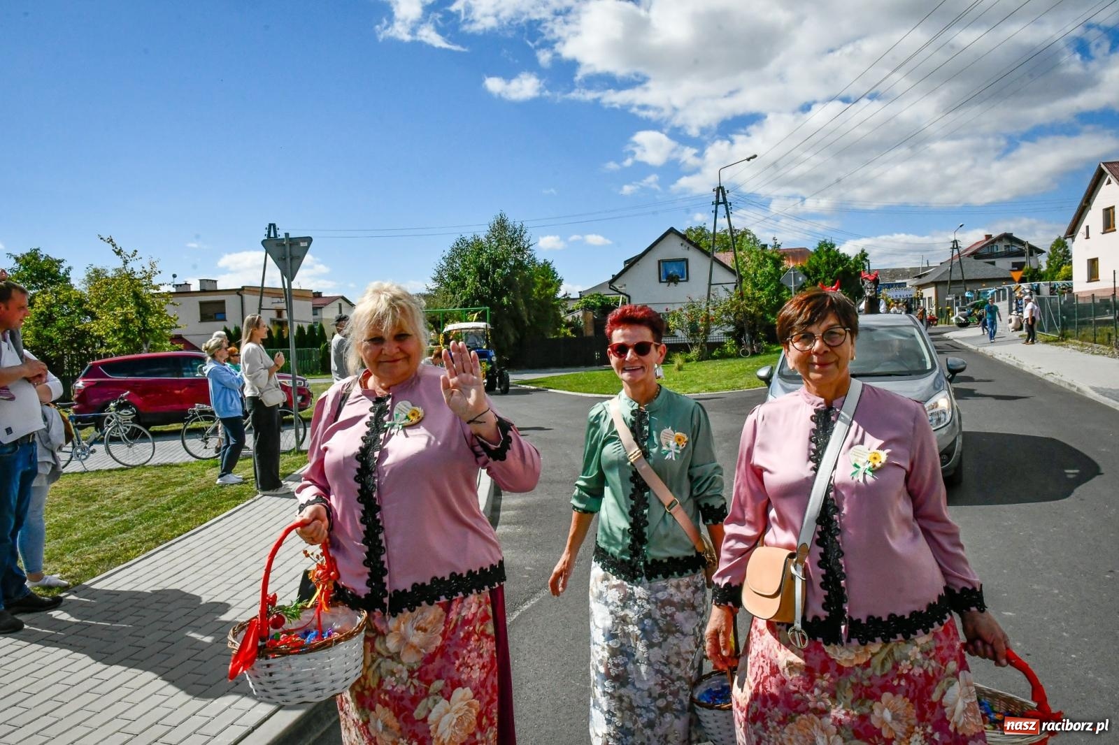 Zdjęcie w galerii na portalu naszraciborz.pl: Gigantyczny korowód w Bieńkowicach. Korony, maszyny i dużo humoru [FOTO i WIDEO] wiadomości z regionu