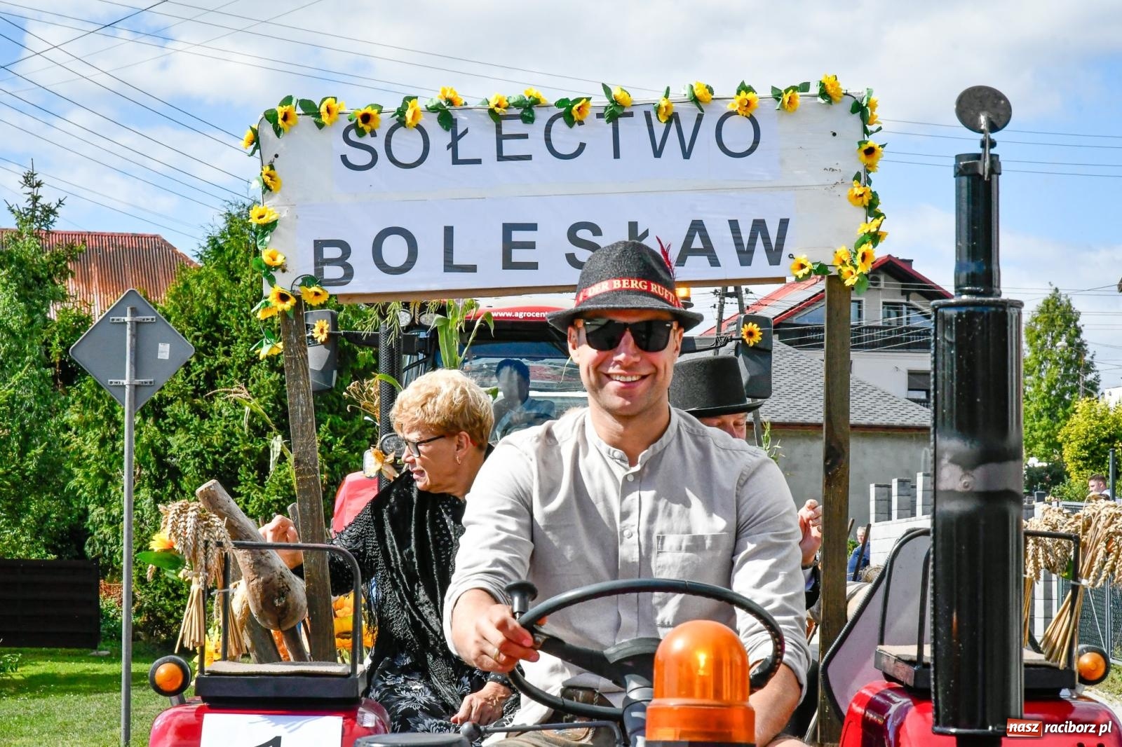 Zdjęcie w galerii na portalu naszraciborz.pl: Gigantyczny korowód w Bieńkowicach. Korony, maszyny i dużo humoru [FOTO i WIDEO] wiadomości z regionu
