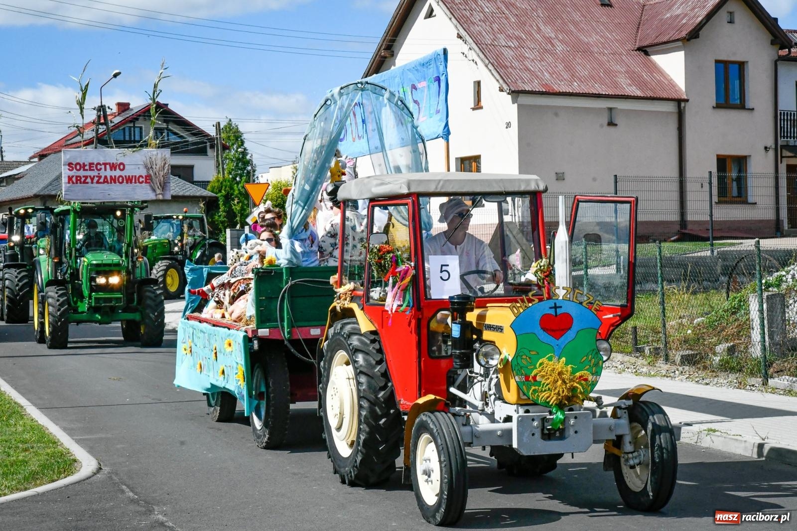 Zdjęcie w galerii na portalu naszraciborz.pl: Gigantyczny korowód w Bieńkowicach. Korony, maszyny i dużo humoru [FOTO i WIDEO] wiadomości z regionu