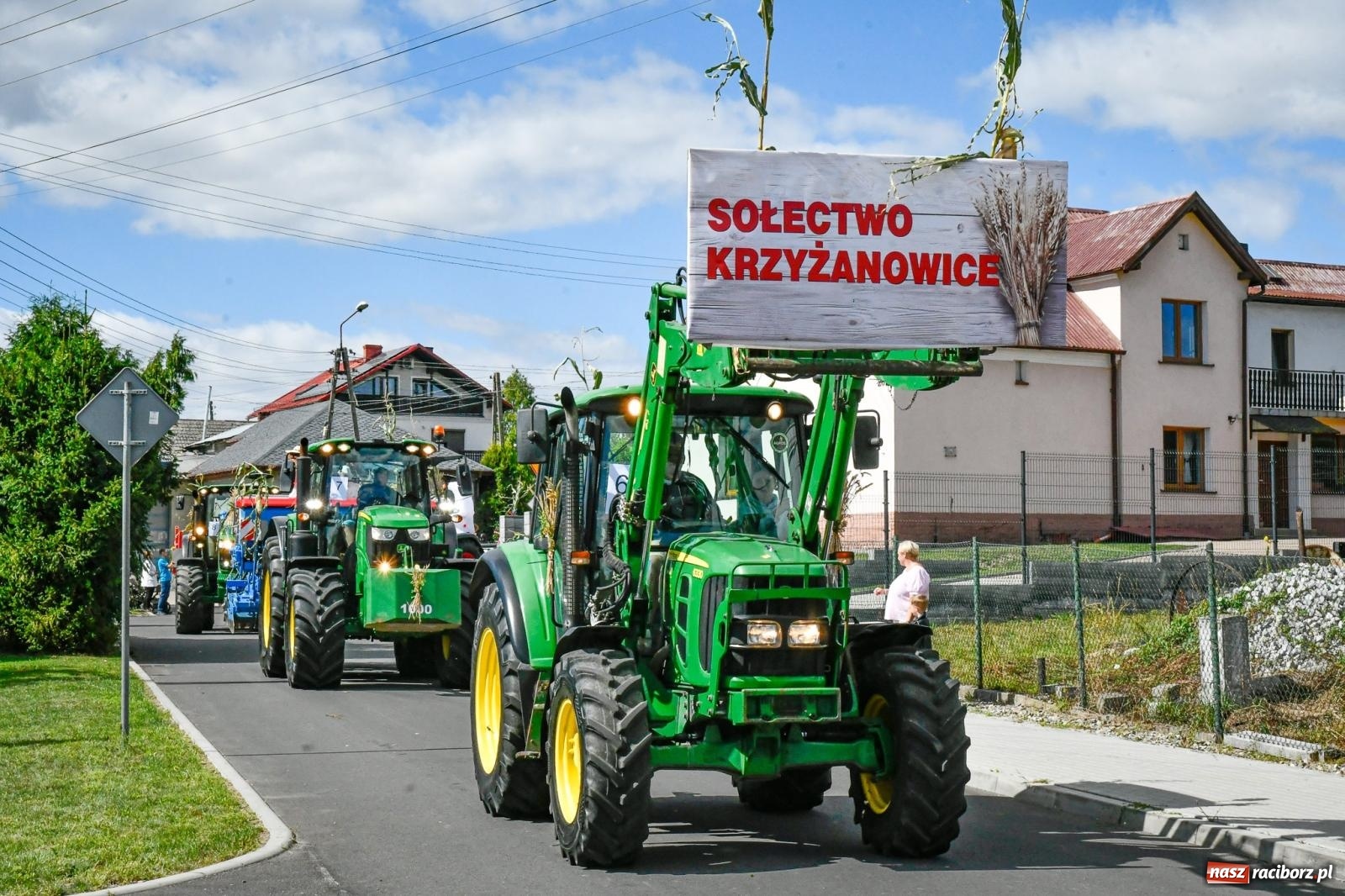 Zdjęcie w galerii na portalu naszraciborz.pl: Gigantyczny korowód w Bieńkowicach. Korony, maszyny i dużo humoru [FOTO i WIDEO] wiadomości z regionu