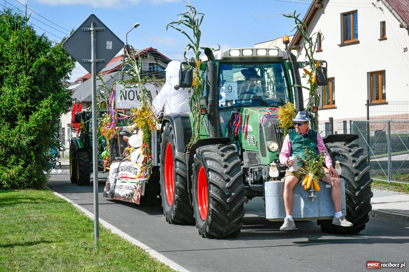 Zdjęcie w galerii na portalu naszraciborz.pl: Gigantyczny korowód w Bieńkowicach. Korony, maszyny i dużo humoru [FOTO i WIDEO] wiadomości z regionu