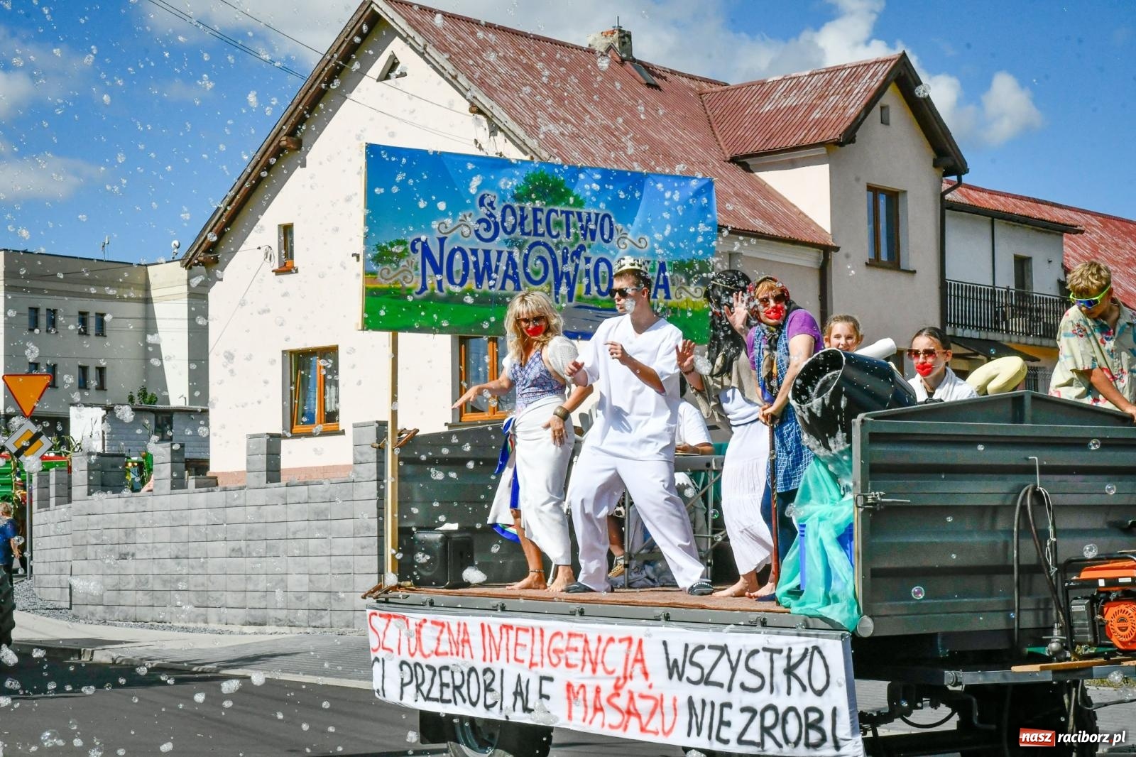 Zdjęcie w galerii na portalu naszraciborz.pl: Gigantyczny korowód w Bieńkowicach. Korony, maszyny i dużo humoru [FOTO i WIDEO] wiadomości z regionu