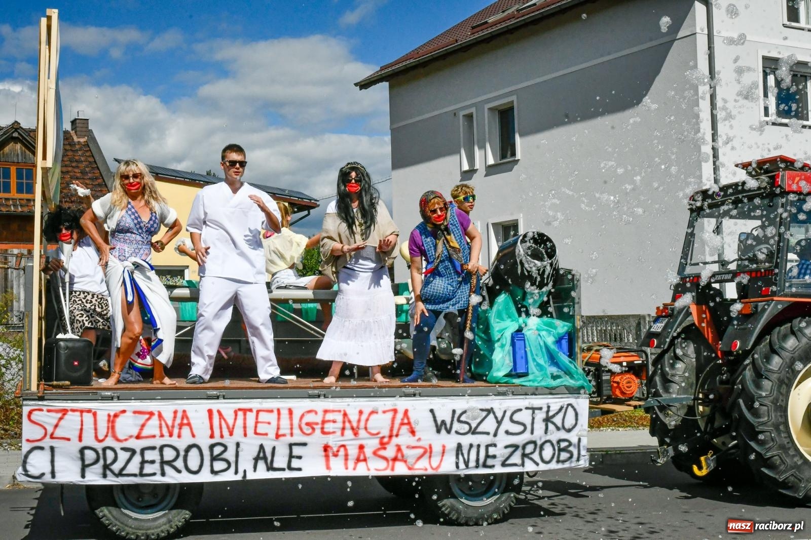 Zdjęcie w galerii na portalu naszraciborz.pl: Gigantyczny korowód w Bieńkowicach. Korony, maszyny i dużo humoru [FOTO i WIDEO] wiadomości z regionu