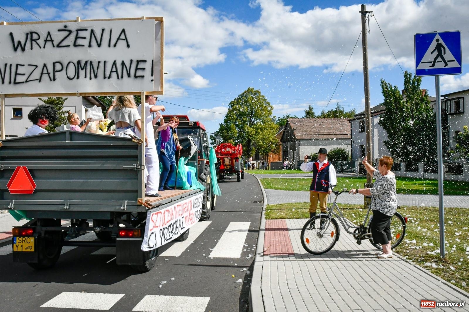 Zdjęcie w galerii na portalu naszraciborz.pl: Gigantyczny korowód w Bieńkowicach. Korony, maszyny i dużo humoru [FOTO i WIDEO] wiadomości z regionu