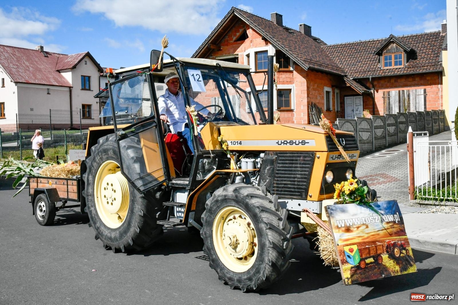 Zdjęcie w galerii na portalu naszraciborz.pl: Gigantyczny korowód w Bieńkowicach. Korony, maszyny i dużo humoru [FOTO i WIDEO] wiadomości z regionu