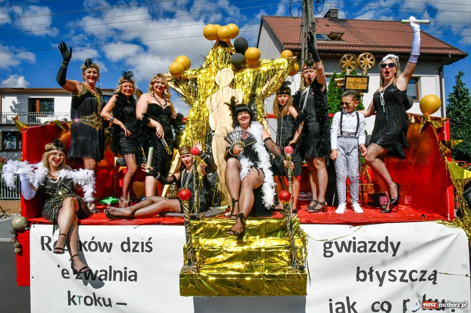 Zdjęcie w galerii na portalu naszraciborz.pl: Gigantyczny korowód w Bieńkowicach. Korony, maszyny i dużo humoru [FOTO i WIDEO] wiadomości z regionu