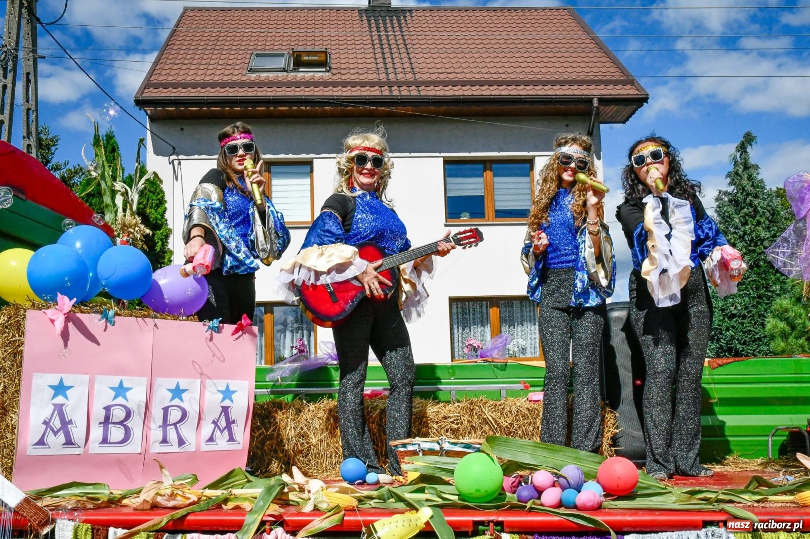Zdjęcie w galerii na portalu naszraciborz.pl: Gigantyczny korowód w Bieńkowicach. Korony, maszyny i dużo humoru [FOTO i WIDEO] wiadomości z regionu