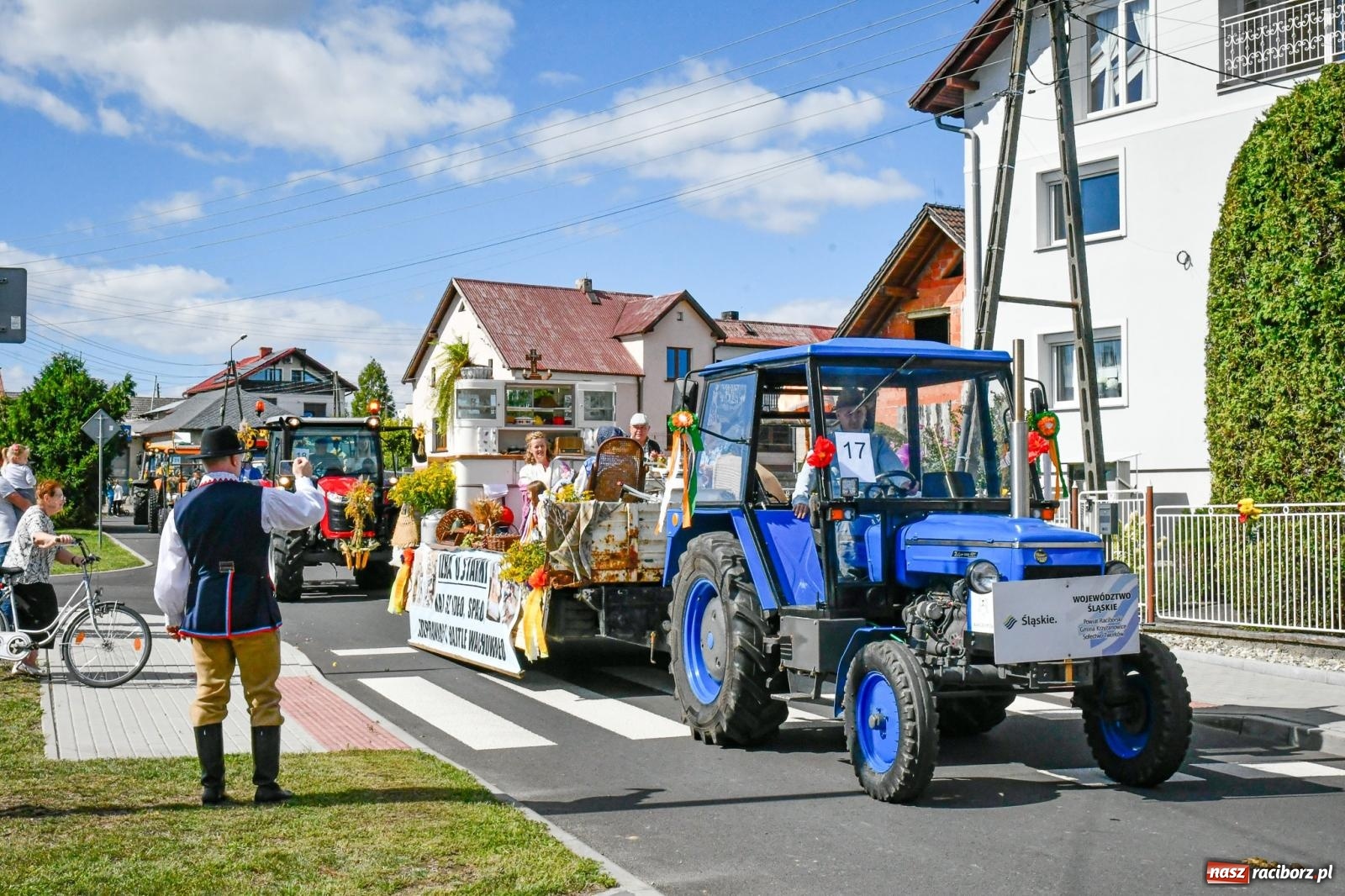 Zdjęcie w galerii na portalu naszraciborz.pl: Gigantyczny korowód w Bieńkowicach. Korony, maszyny i dużo humoru [FOTO i WIDEO] wiadomości z regionu