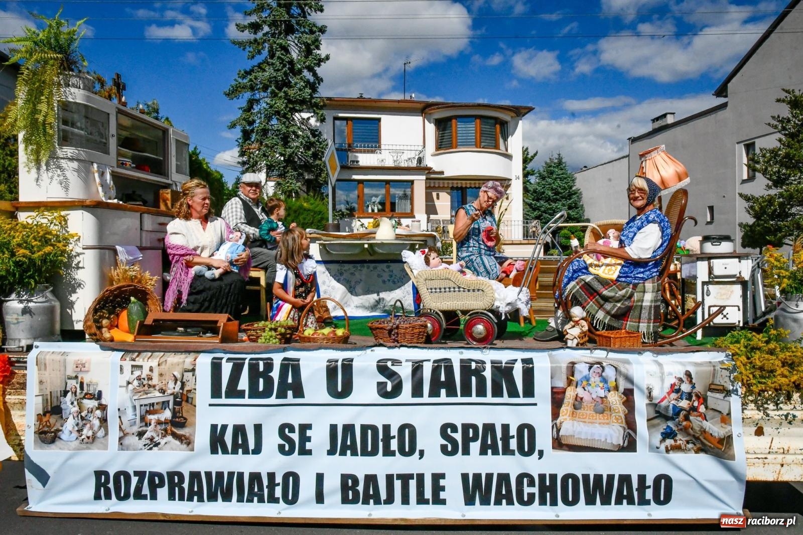 Zdjęcie w galerii na portalu naszraciborz.pl: Gigantyczny korowód w Bieńkowicach. Korony, maszyny i dużo humoru [FOTO i WIDEO] wiadomości z regionu