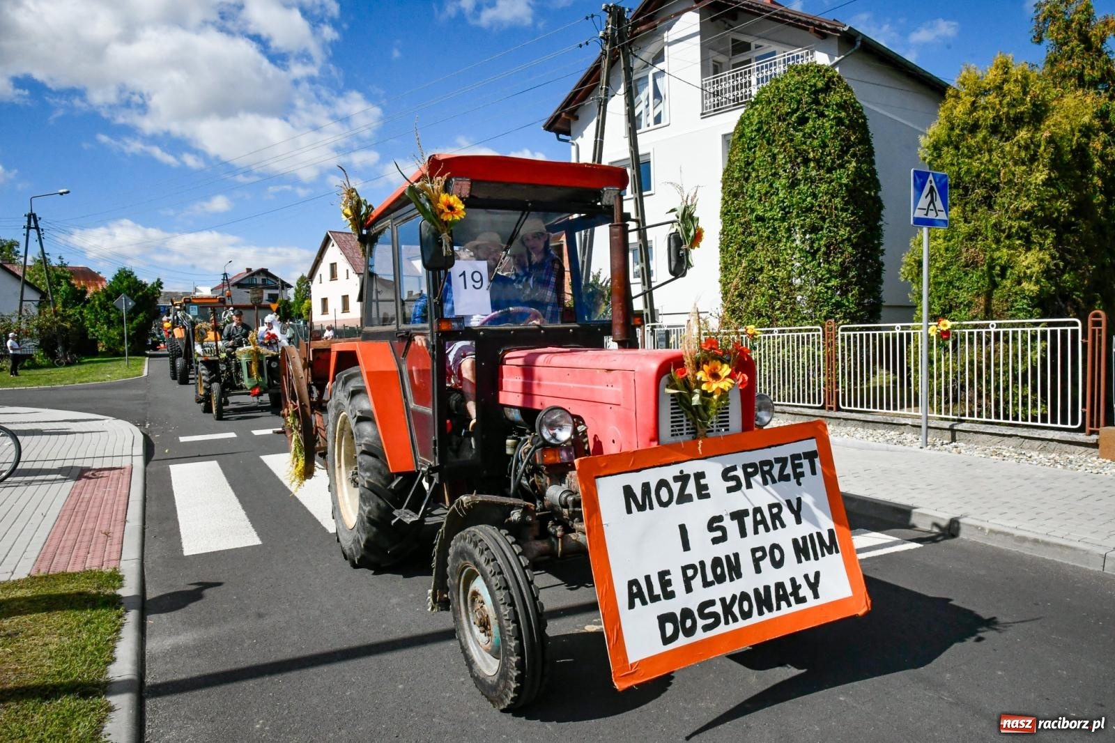 Zdjęcie w galerii na portalu naszraciborz.pl: Gigantyczny korowód w Bieńkowicach. Korony, maszyny i dużo humoru [FOTO i WIDEO] wiadomości z regionu