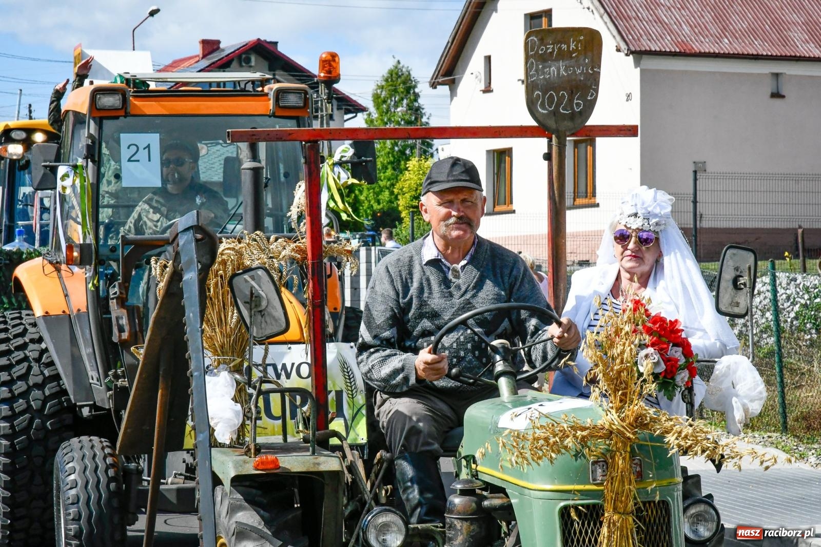 Zdjęcie w galerii na portalu naszraciborz.pl: Gigantyczny korowód w Bieńkowicach. Korony, maszyny i dużo humoru [FOTO i WIDEO] wiadomości z regionu