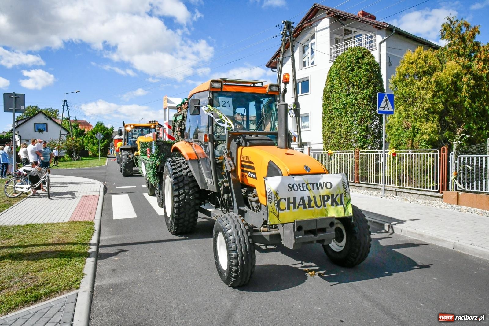 Zdjęcie w galerii na portalu naszraciborz.pl: Gigantyczny korowód w Bieńkowicach. Korony, maszyny i dużo humoru [FOTO i WIDEO] wiadomości z regionu