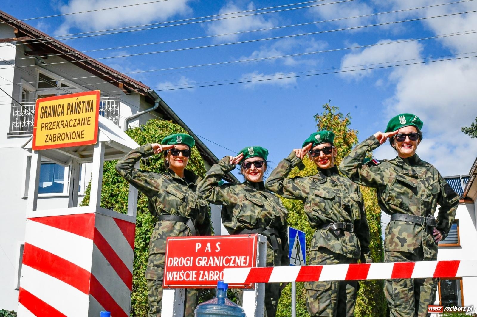 Zdjęcie w galerii na portalu naszraciborz.pl: Gigantyczny korowód w Bieńkowicach. Korony, maszyny i dużo humoru [FOTO i WIDEO] wiadomości z regionu