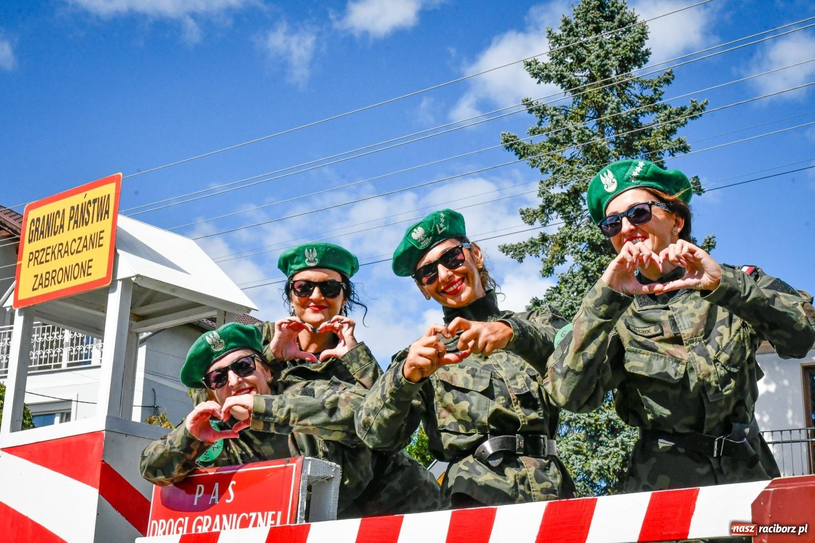 Zdjęcie w galerii na portalu naszraciborz.pl: Gigantyczny korowód w Bieńkowicach. Korony, maszyny i dużo humoru [FOTO i WIDEO] wiadomości z regionu