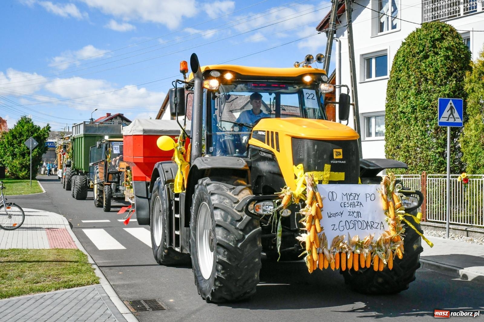 Zdjęcie w galerii na portalu naszraciborz.pl: Gigantyczny korowód w Bieńkowicach. Korony, maszyny i dużo humoru [FOTO i WIDEO] wiadomości z regionu