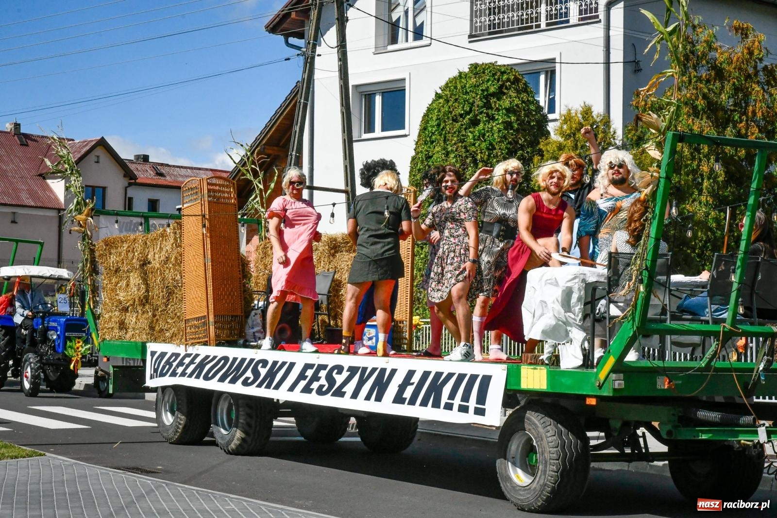 Zdjęcie w galerii na portalu naszraciborz.pl: Gigantyczny korowód w Bieńkowicach. Korony, maszyny i dużo humoru [FOTO i WIDEO] wiadomości z regionu