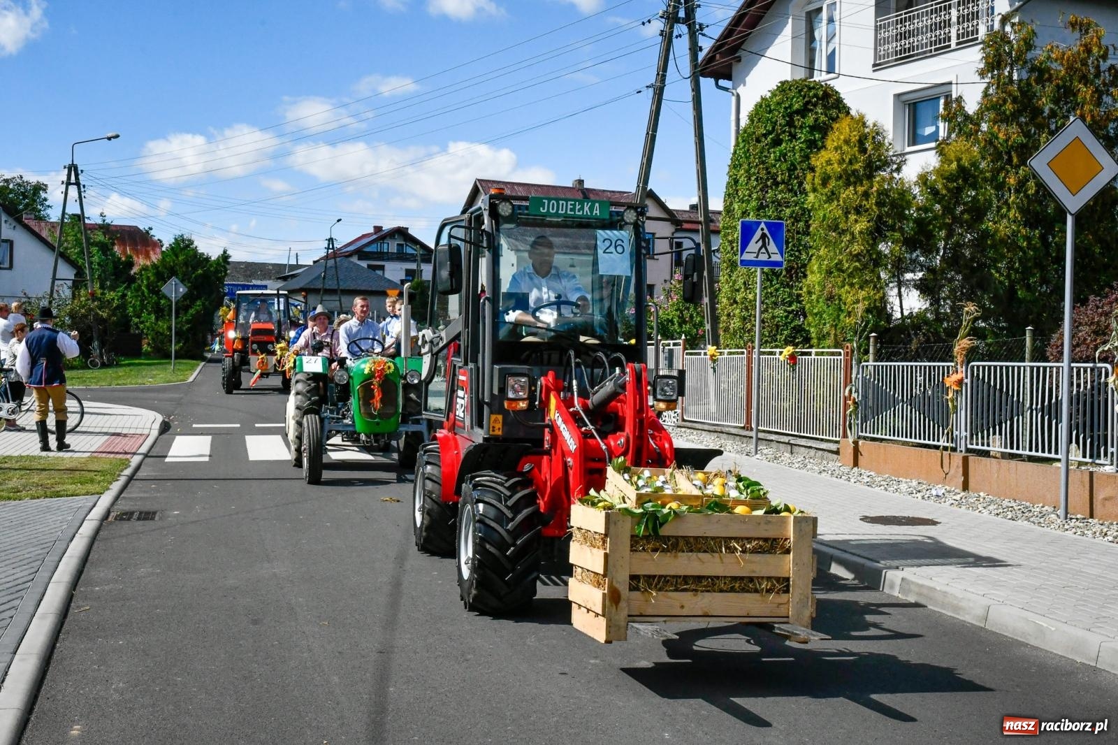 Zdjęcie w galerii na portalu naszraciborz.pl: Gigantyczny korowód w Bieńkowicach. Korony, maszyny i dużo humoru [FOTO i WIDEO] wiadomości z regionu