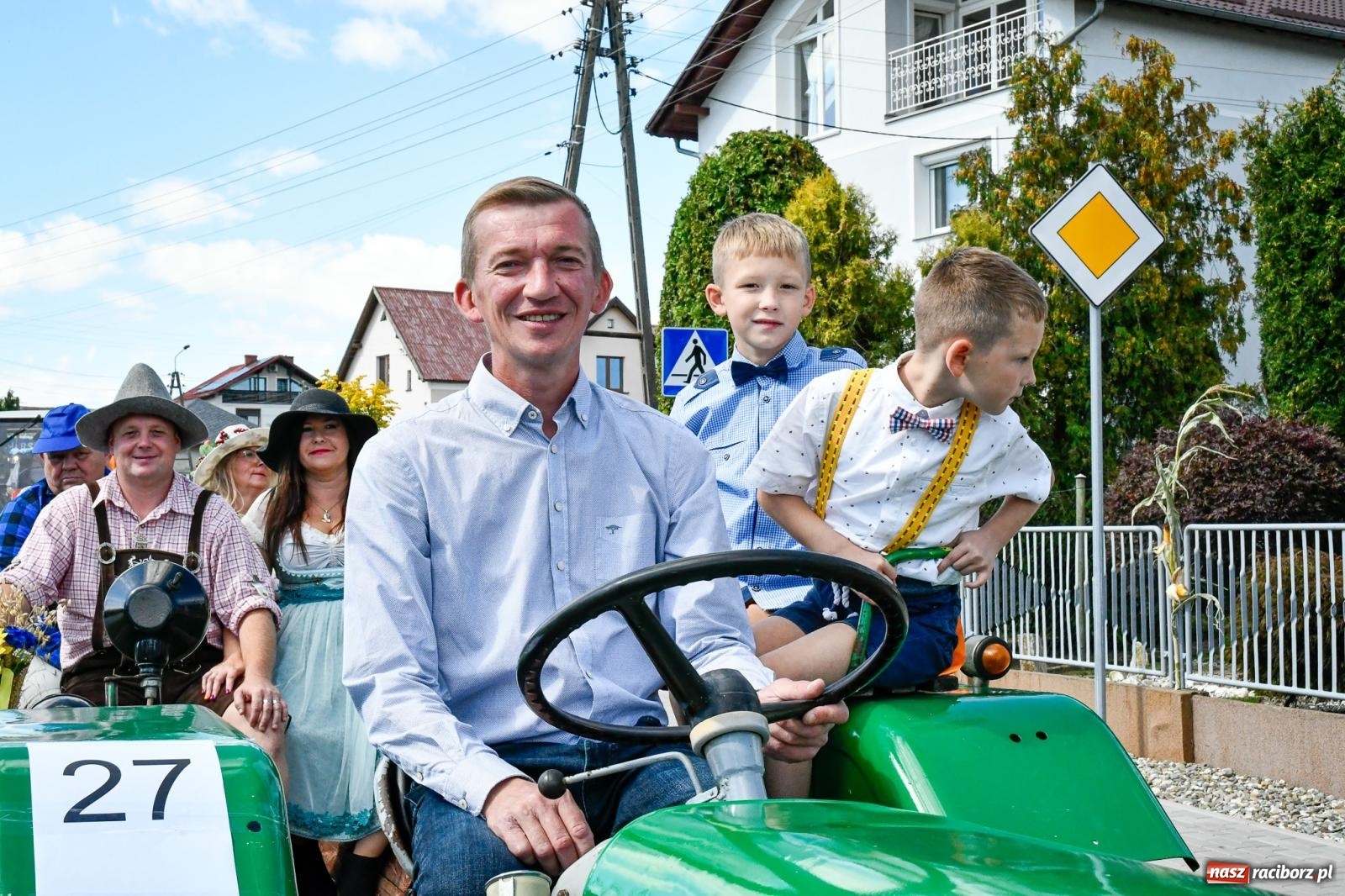 Zdjęcie w galerii na portalu naszraciborz.pl: Gigantyczny korowód w Bieńkowicach. Korony, maszyny i dużo humoru [FOTO i WIDEO] wiadomości z regionu