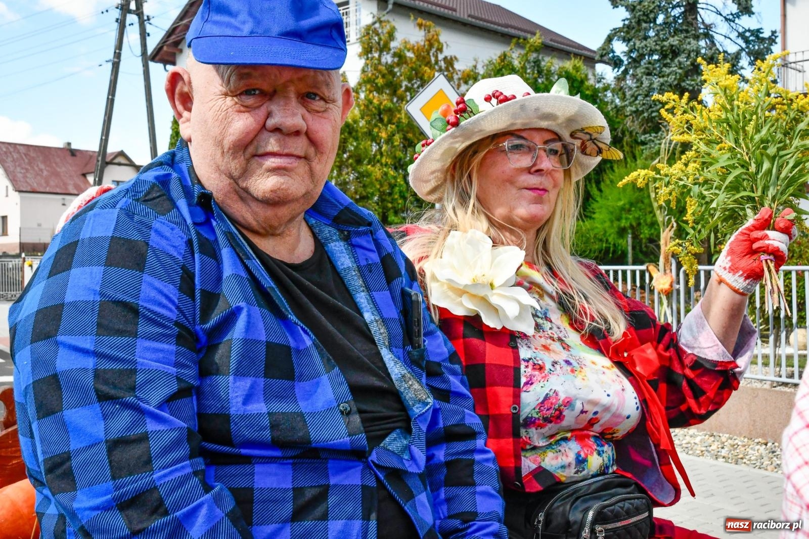Zdjęcie w galerii na portalu naszraciborz.pl: Gigantyczny korowód w Bieńkowicach. Korony, maszyny i dużo humoru [FOTO i WIDEO] wiadomości z regionu
