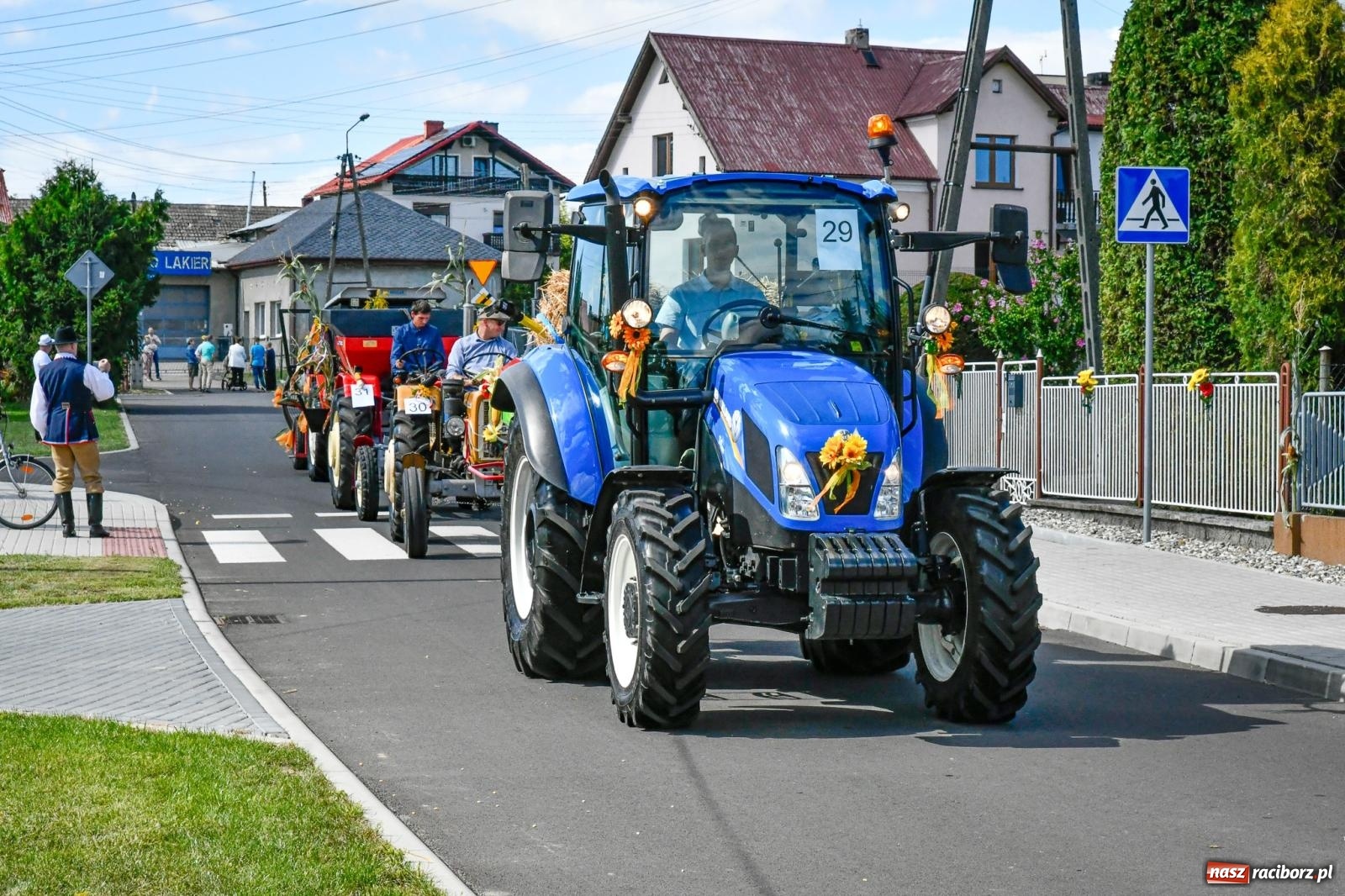 Zdjęcie w galerii na portalu naszraciborz.pl: Gigantyczny korowód w Bieńkowicach. Korony, maszyny i dużo humoru [FOTO i WIDEO] wiadomości z regionu