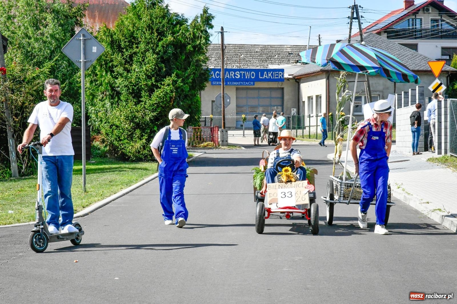 Zdjęcie w galerii na portalu naszraciborz.pl: Gigantyczny korowód w Bieńkowicach. Korony, maszyny i dużo humoru [FOTO i WIDEO] wiadomości z regionu