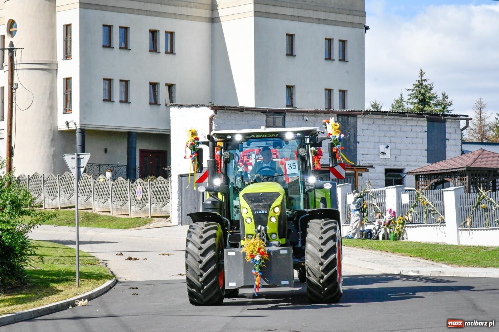 Zdjęcie w galerii na portalu naszraciborz.pl: Gigantyczny korowód w Bieńkowicach. Korony, maszyny i dużo humoru [FOTO i WIDEO] wiadomości z regionu
