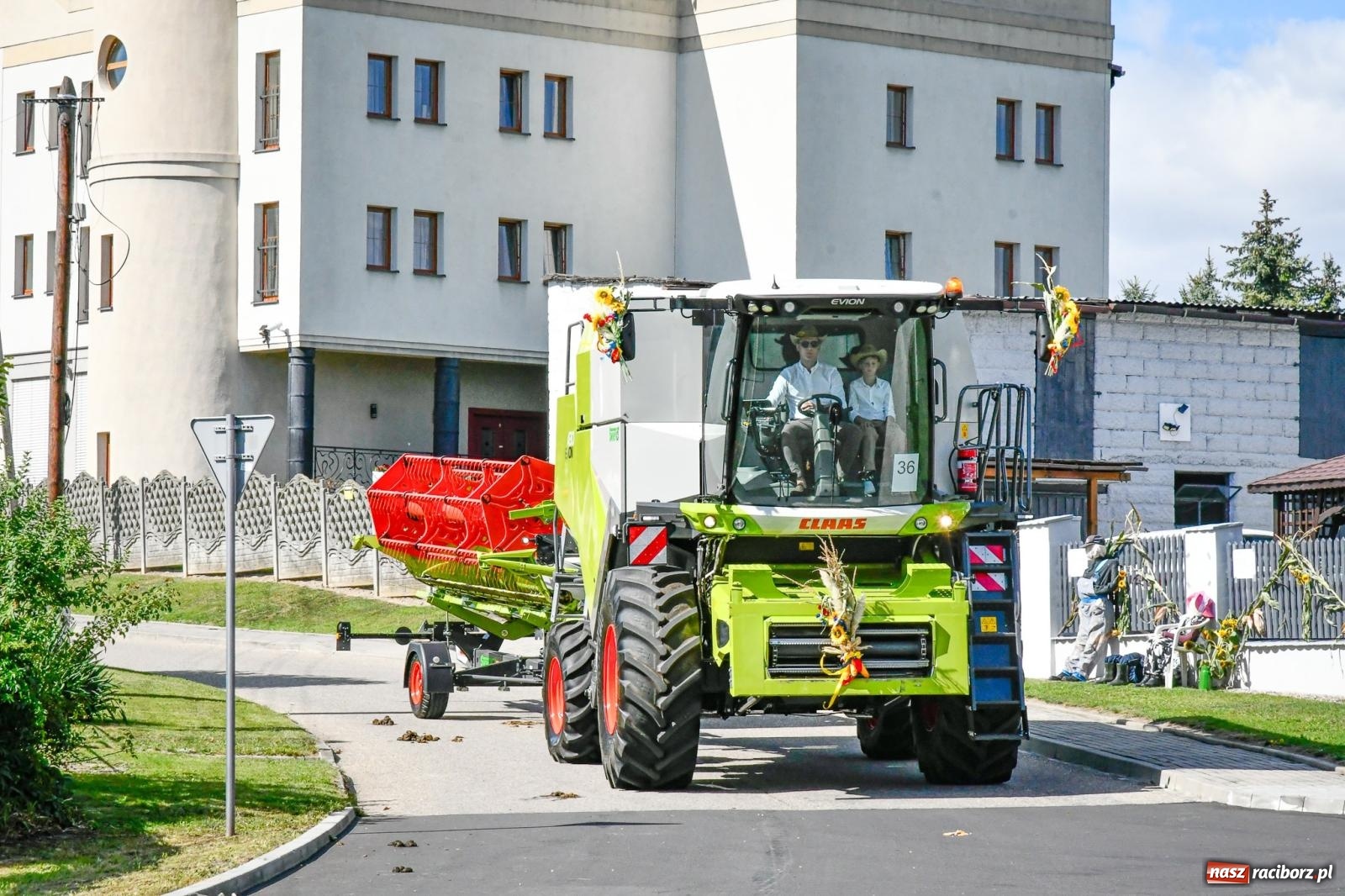 Zdjęcie w galerii na portalu naszraciborz.pl: Gigantyczny korowód w Bieńkowicach. Korony, maszyny i dużo humoru [FOTO i WIDEO] wiadomości z regionu