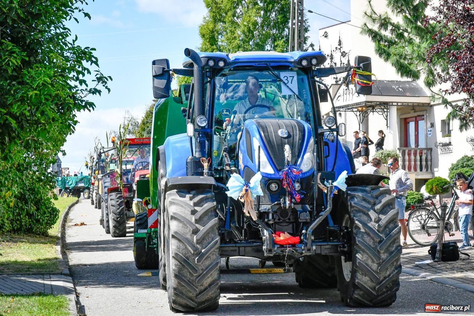 Zdjęcie w galerii na portalu naszraciborz.pl: Gigantyczny korowód w Bieńkowicach. Korony, maszyny i dużo humoru [FOTO i WIDEO] wiadomości z regionu