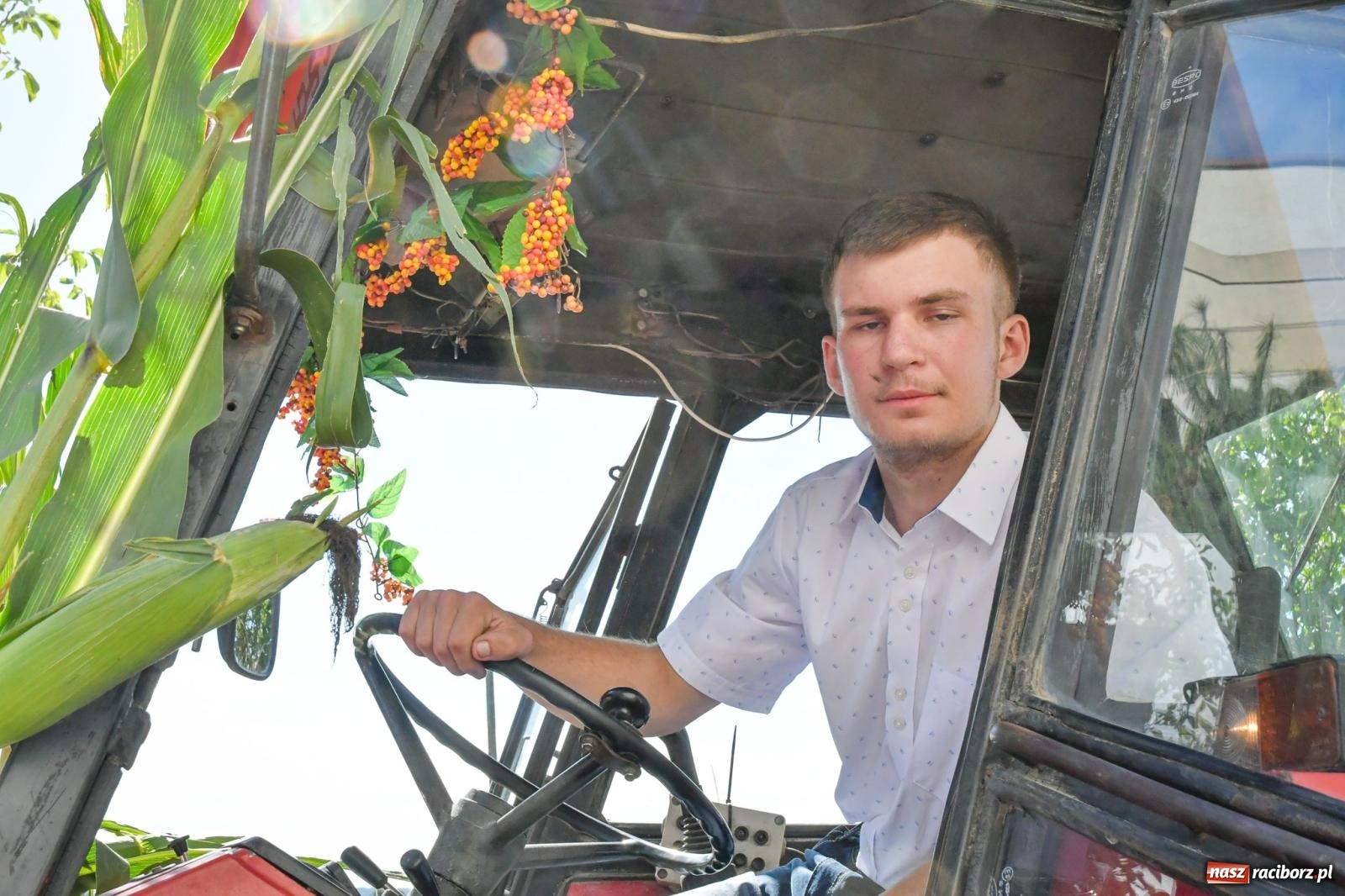 Zdjęcie w galerii na portalu naszraciborz.pl: Gigantyczny korowód w Bieńkowicach. Korony, maszyny i dużo humoru [FOTO i WIDEO] wiadomości z regionu