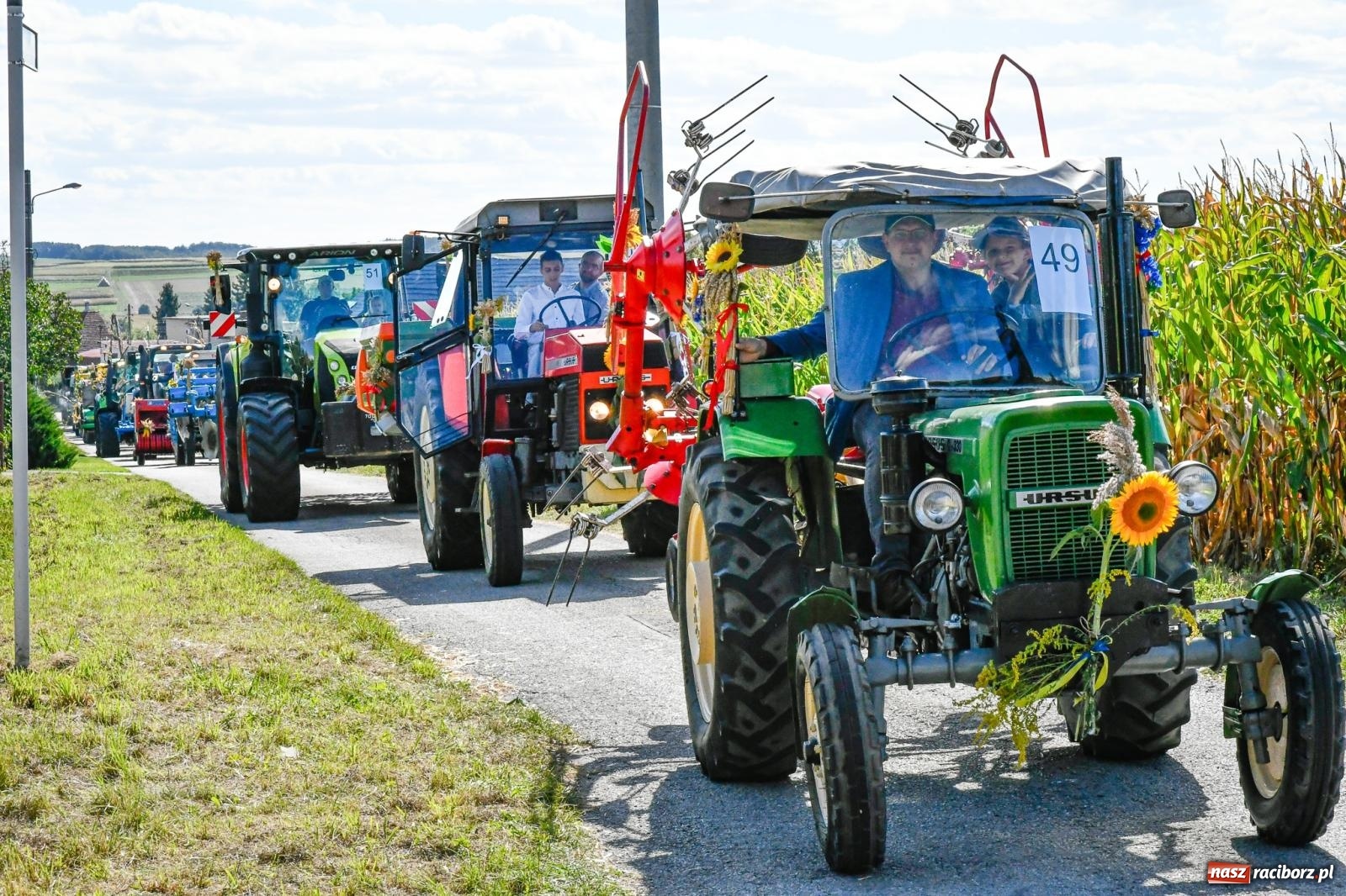 Zdjęcie w galerii na portalu naszraciborz.pl: Gigantyczny korowód w Bieńkowicach. Korony, maszyny i dużo humoru [FOTO i WIDEO] wiadomości z regionu