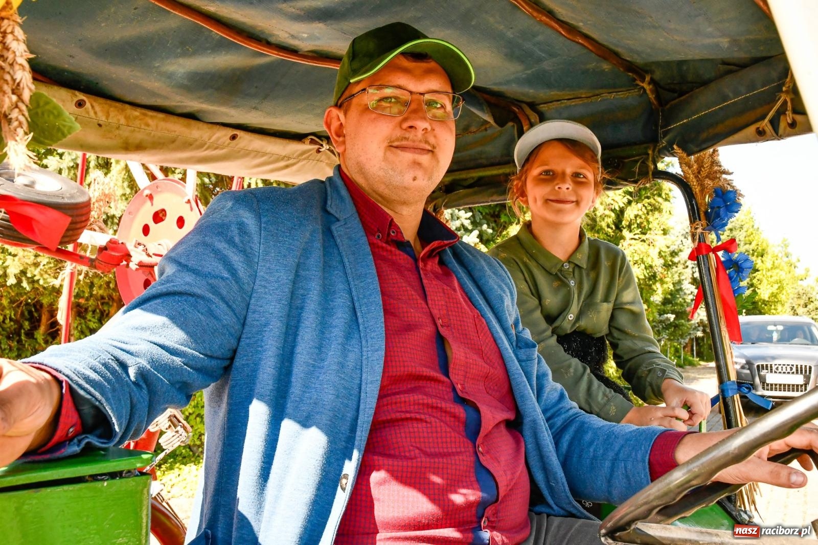 Zdjęcie w galerii na portalu naszraciborz.pl: Gigantyczny korowód w Bieńkowicach. Korony, maszyny i dużo humoru [FOTO i WIDEO] wiadomości z regionu