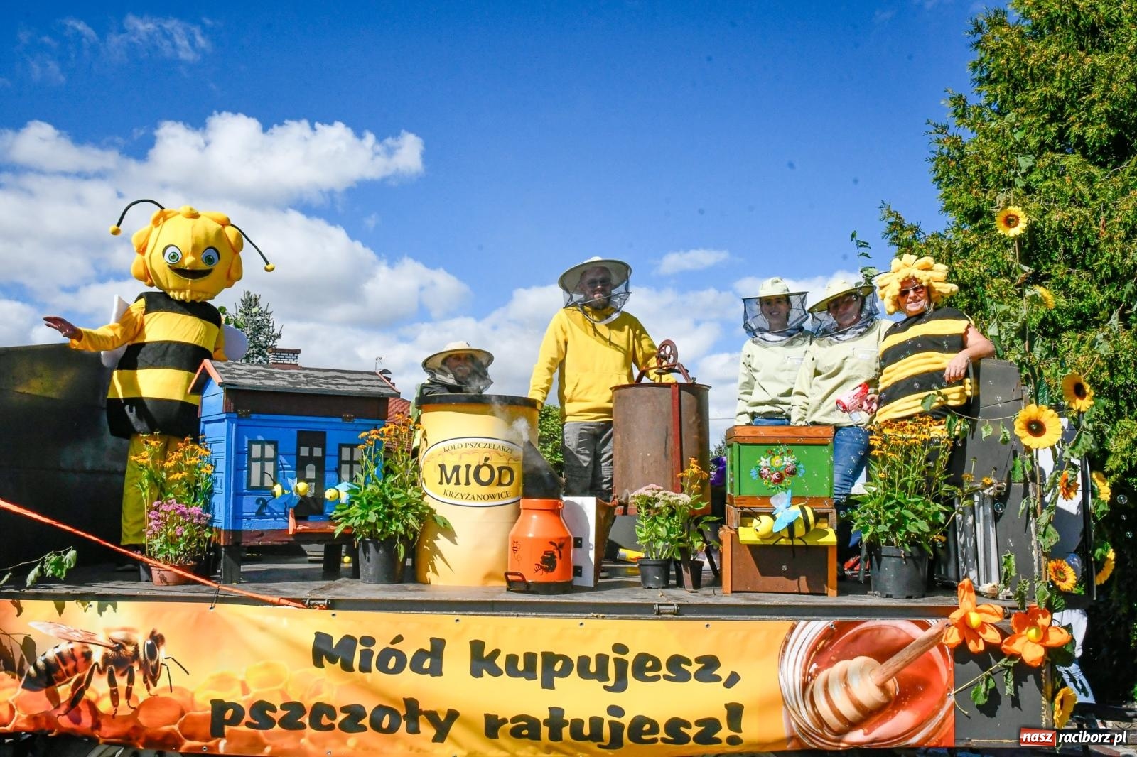 Zdjęcie w galerii na portalu naszraciborz.pl: Gigantyczny korowód w Bieńkowicach. Korony, maszyny i dużo humoru [FOTO i WIDEO] wiadomości z regionu