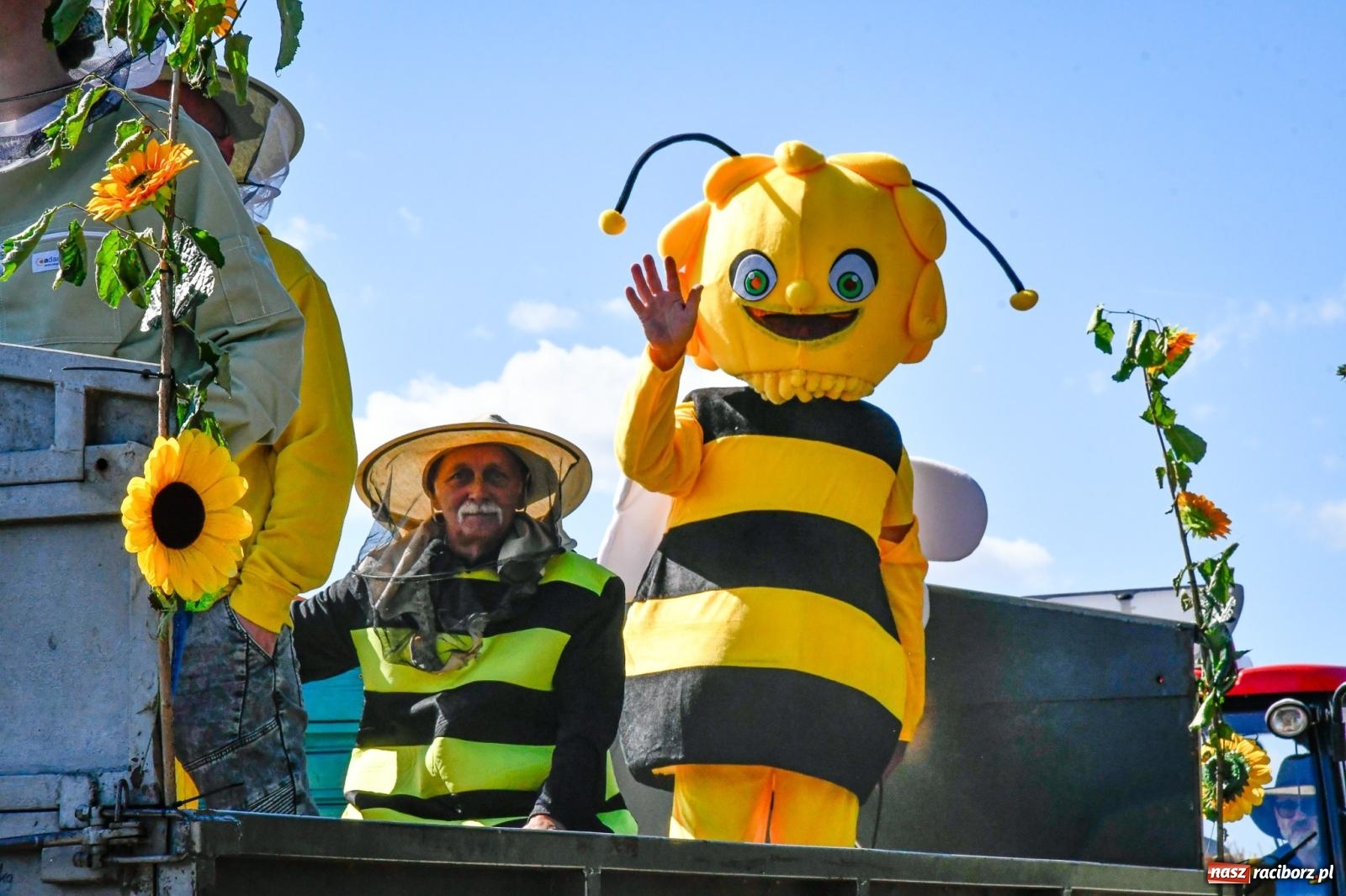 Zdjęcie w galerii na portalu naszraciborz.pl: Gigantyczny korowód w Bieńkowicach. Korony, maszyny i dużo humoru [FOTO i WIDEO] wiadomości z regionu