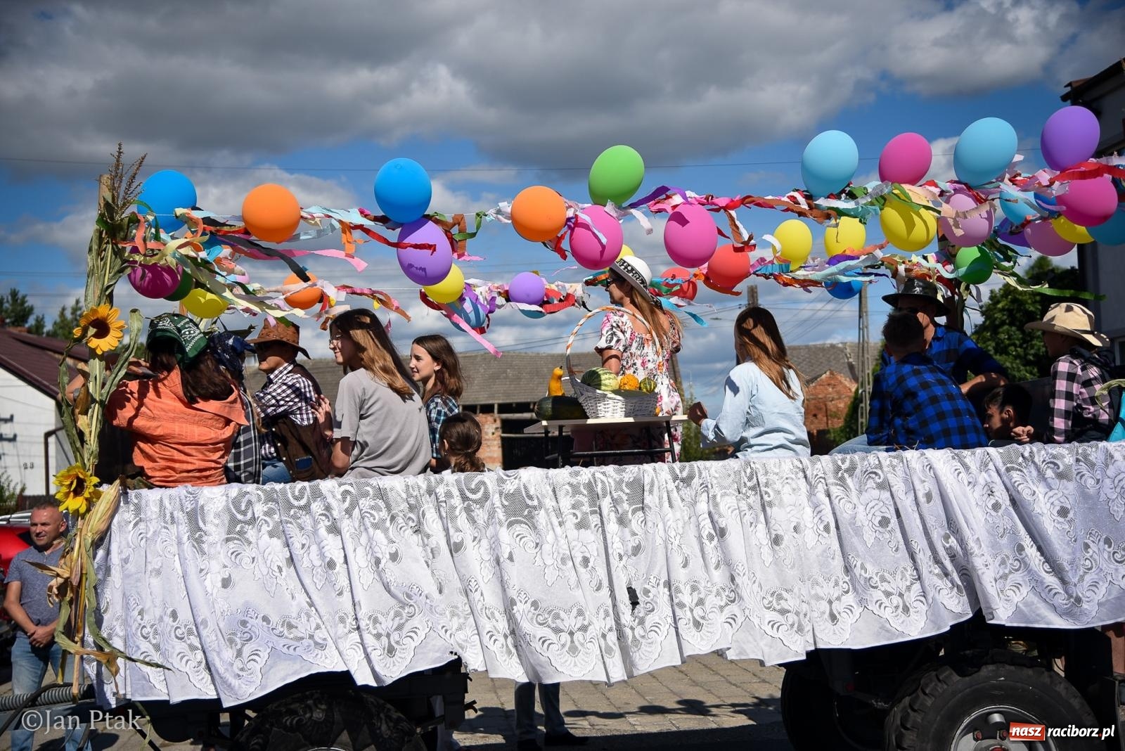 Zdjęcie w galerii na portalu naszraciborz.pl: Dożynki gminy Krzanowice w Wojnowicach. Za nami uroczysty korowód [FOTO i WIDEO] wiadomości z regionu