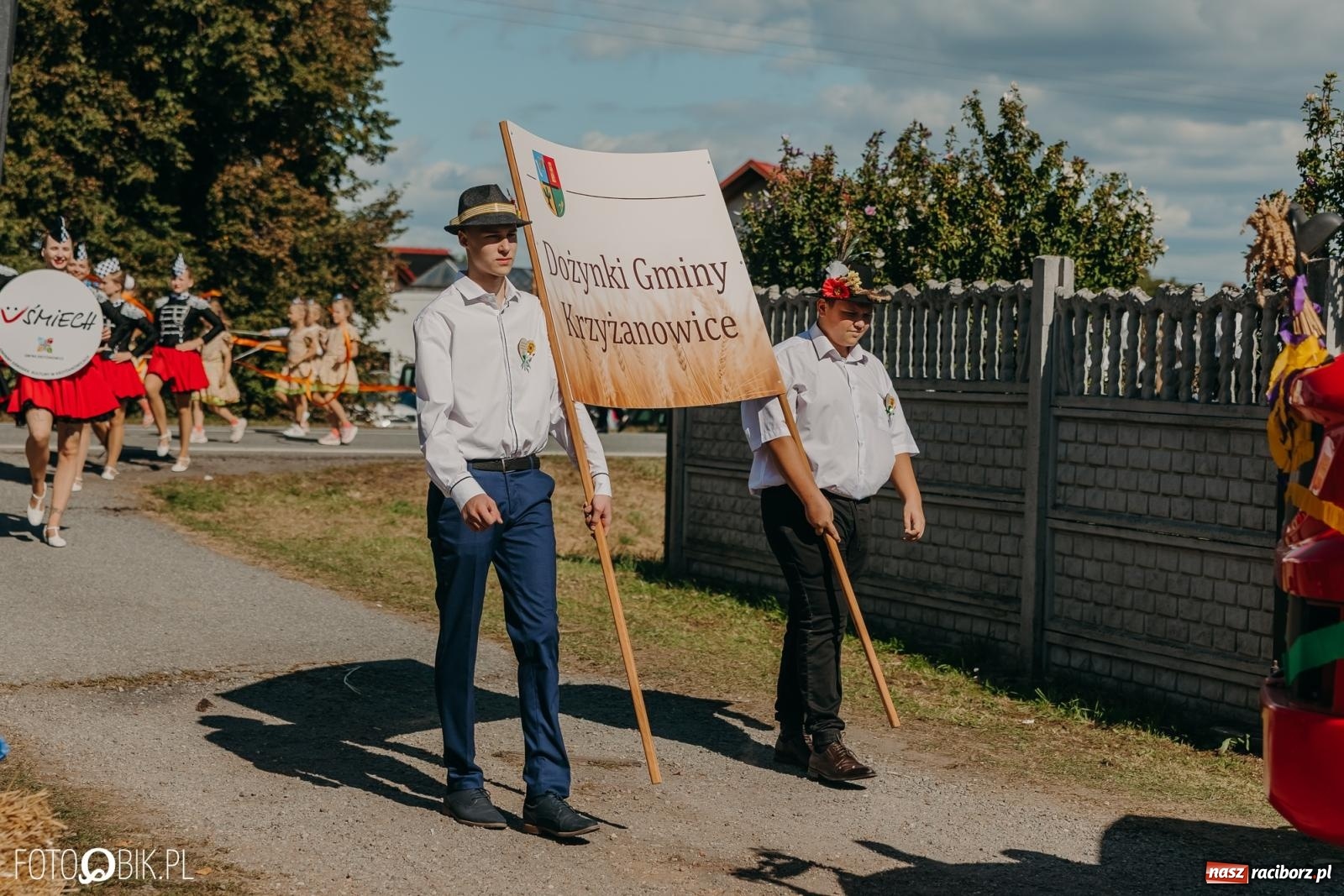 Zdjęcie w galerii na portalu naszraciborz.pl: Bieńkowice pokazały, że na śląskiej wsi potrafią się bawić. Korowód pełen humoru i nowoczesnych maszyn wiadomości z regionu