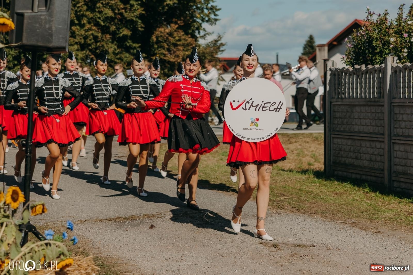 Zdjęcie w galerii na portalu naszraciborz.pl: Bieńkowice pokazały, że na śląskiej wsi potrafią się bawić. Korowód pełen humoru i nowoczesnych maszyn wiadomości z regionu