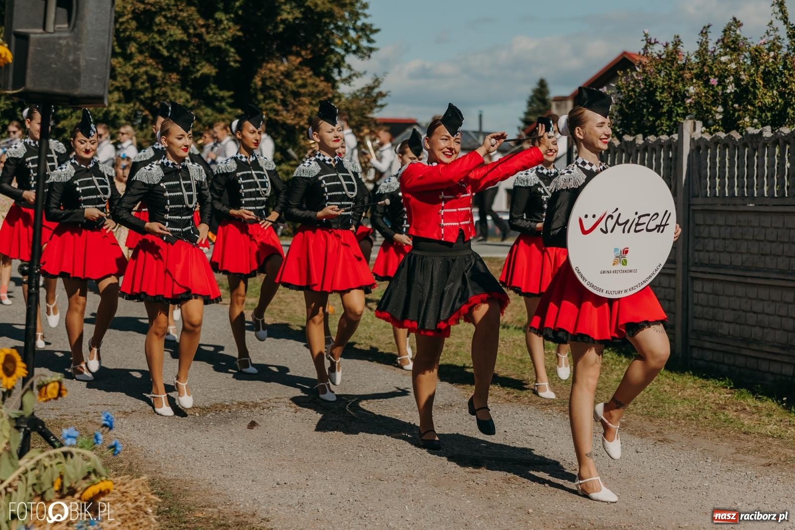 Zdjęcie w galerii na portalu naszraciborz.pl: Bieńkowice pokazały, że na śląskiej wsi potrafią się bawić. Korowód pełen humoru i nowoczesnych maszyn wiadomości z regionu