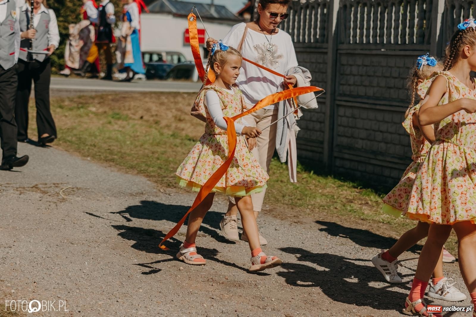 Zdjęcie w galerii na portalu naszraciborz.pl: Bieńkowice pokazały, że na śląskiej wsi potrafią się bawić. Korowód pełen humoru i nowoczesnych maszyn wiadomości z regionu