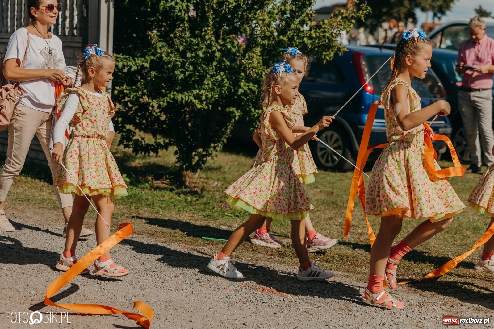 Zdjęcie w galerii na portalu naszraciborz.pl: Bieńkowice pokazały, że na śląskiej wsi potrafią się bawić. Korowód pełen humoru i nowoczesnych maszyn wiadomości z regionu