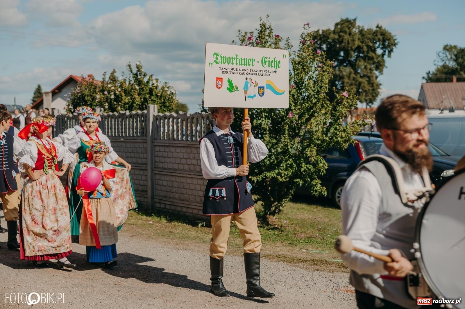 Zdjęcie w galerii na portalu naszraciborz.pl: Bieńkowice pokazały, że na śląskiej wsi potrafią się bawić. Korowód pełen humoru i nowoczesnych maszyn wiadomości z regionu