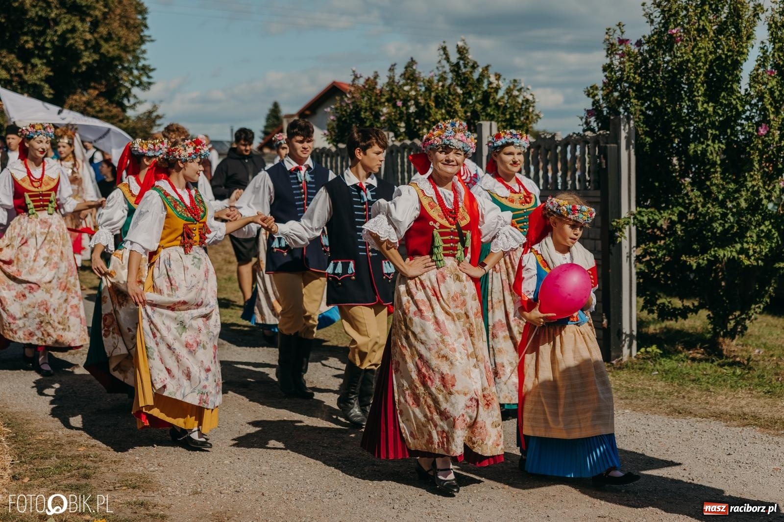 Zdjęcie w galerii na portalu naszraciborz.pl: Bieńkowice pokazały, że na śląskiej wsi potrafią się bawić. Korowód pełen humoru i nowoczesnych maszyn wiadomości z regionu