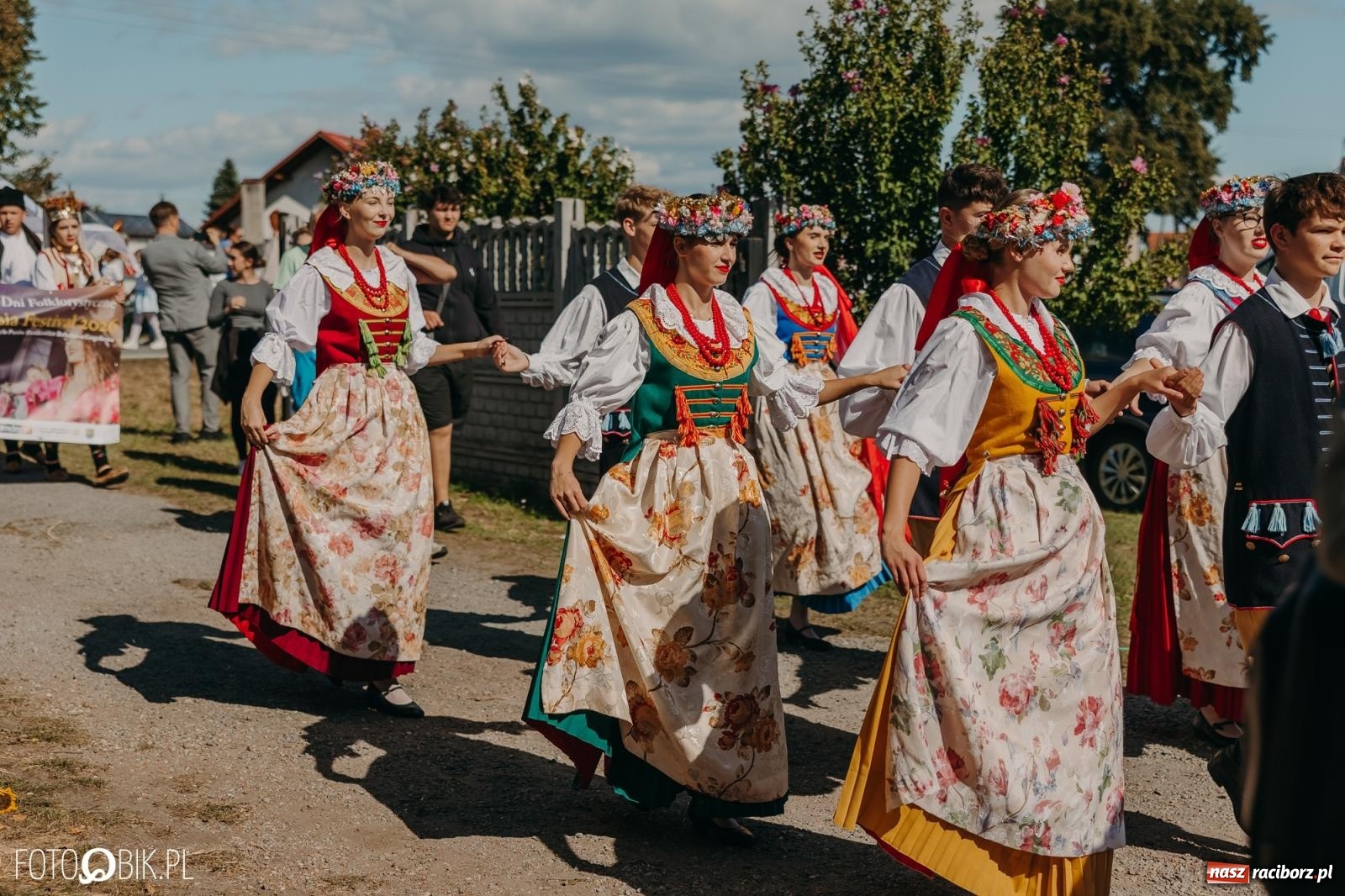 Zdjęcie w galerii na portalu naszraciborz.pl: Bieńkowice pokazały, że na śląskiej wsi potrafią się bawić. Korowód pełen humoru i nowoczesnych maszyn wiadomości z regionu