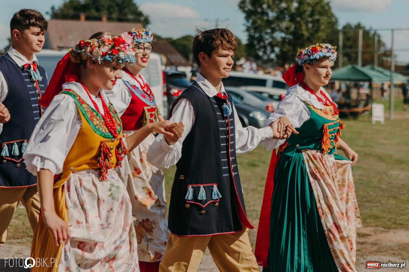 Zdjęcie w galerii na portalu naszraciborz.pl: Bieńkowice pokazały, że na śląskiej wsi potrafią się bawić. Korowód pełen humoru i nowoczesnych maszyn wiadomości z regionu
